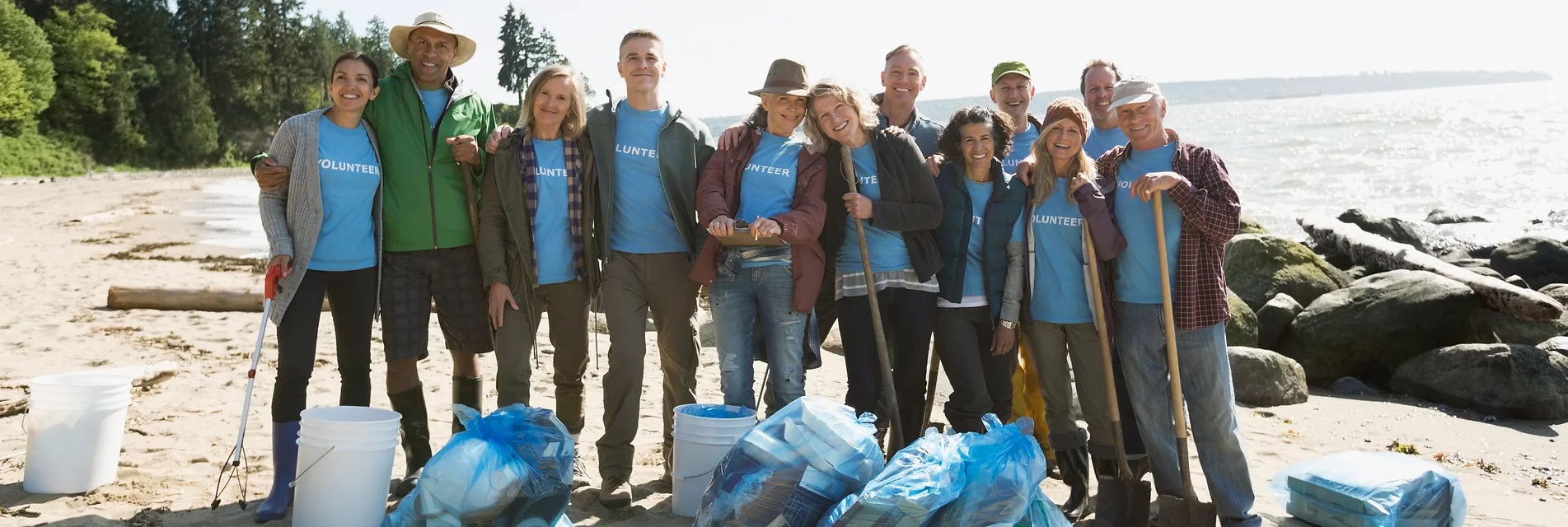grupo de voluntarios en la playa